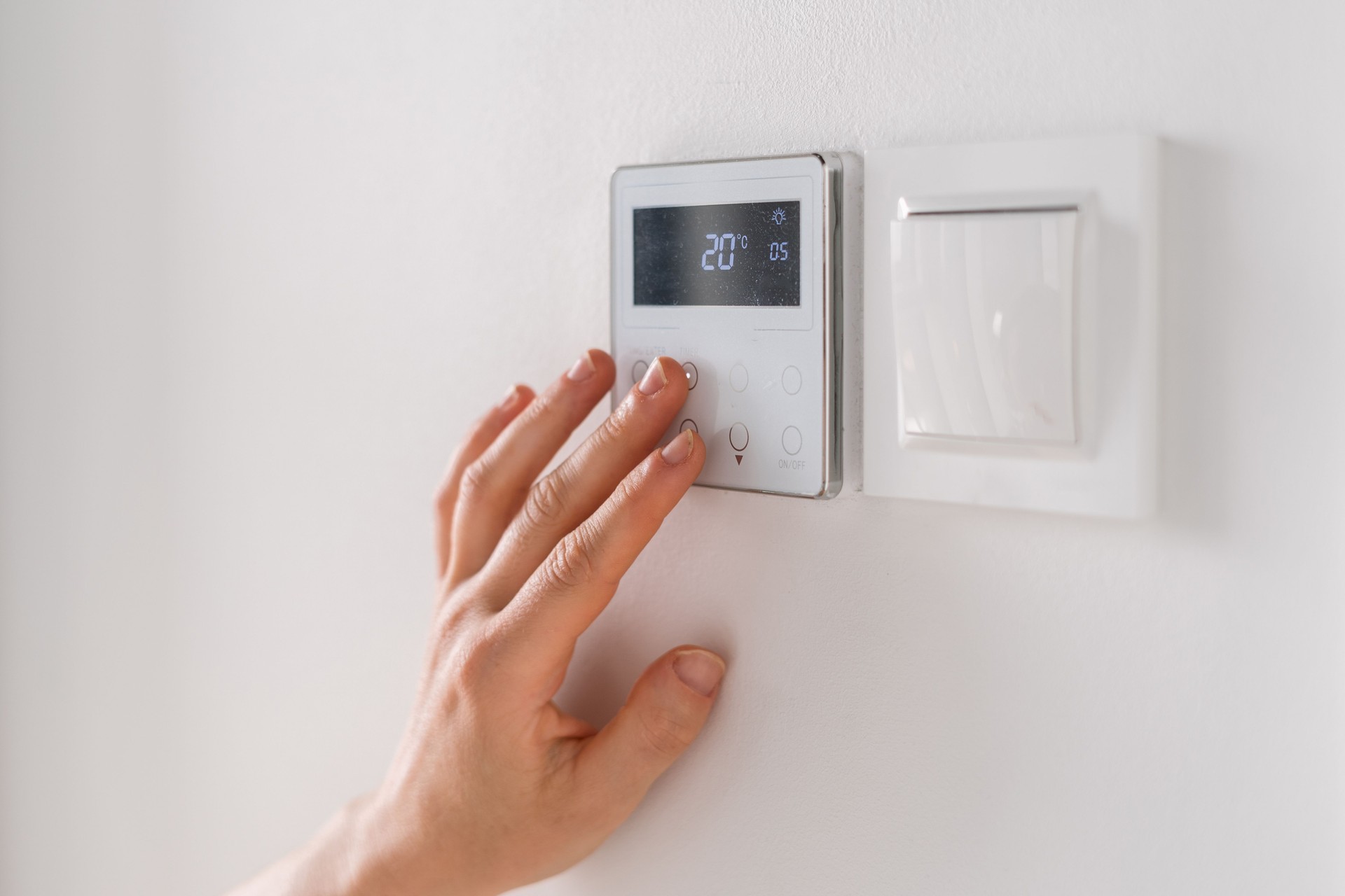 Smart home thermostat for efficient energy management in modern households