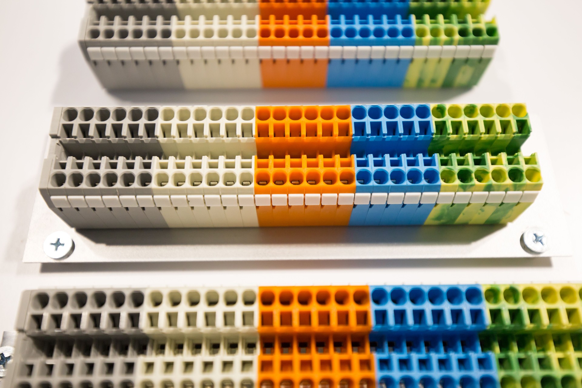 Multi-colored electric terminal board