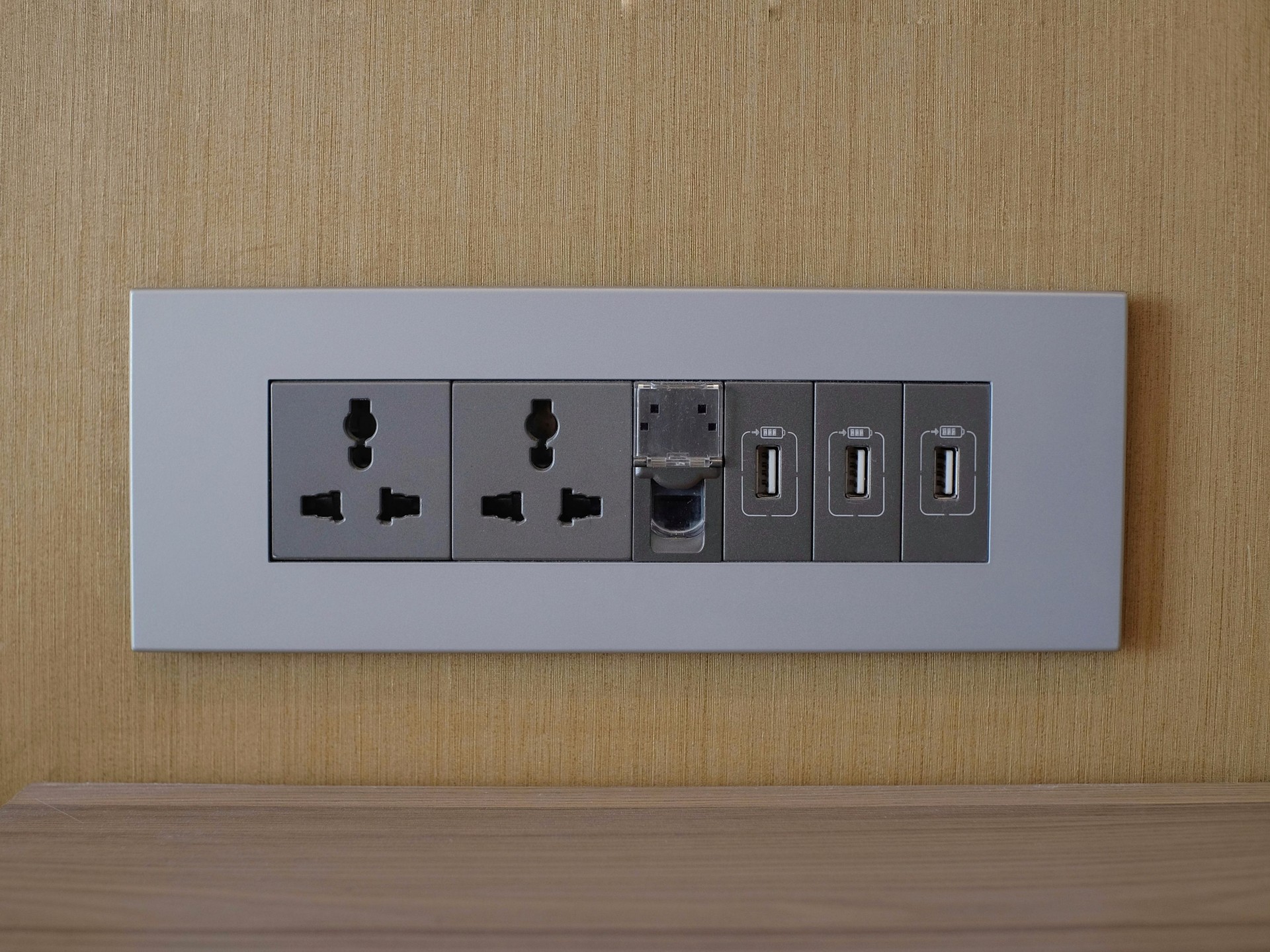DC and AC power output panel with USB port